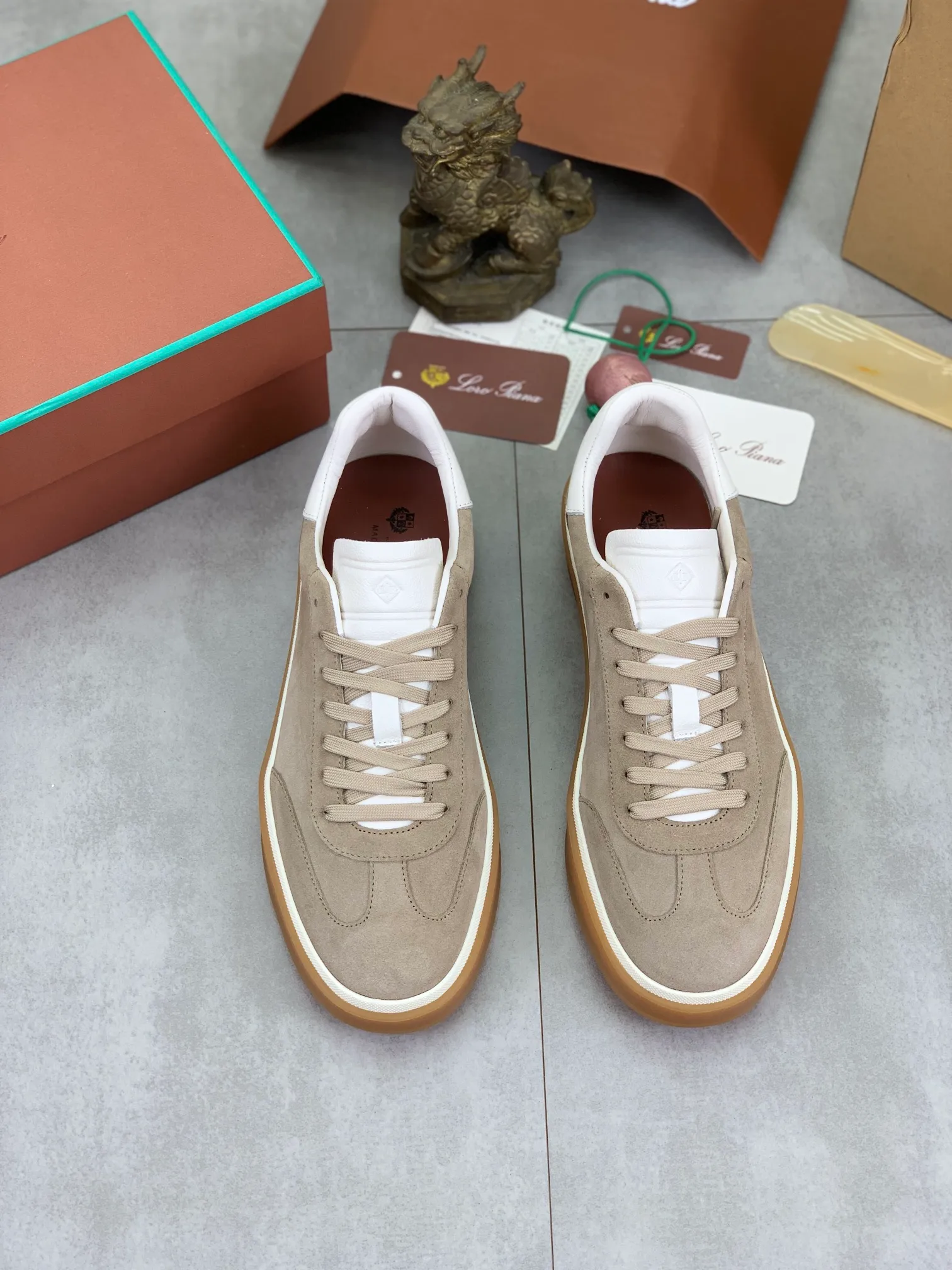 Men's Men's Shoes 💰P540 New 💰High Quality Loro Piana 💯Top Authentic Grade💯Buy the original 1:1 copy💯 Founded the existing Loro Piana company on April 24, 1924. It is now the sixth generation of family business, providing top quality products to customers who are discerning in taste and quality. Imported original fabrics, made of plain calfskin lining. Hand-sewn threads with cowhide feet. Original packaging. Size: 38-45. 7⃣️ colors available.